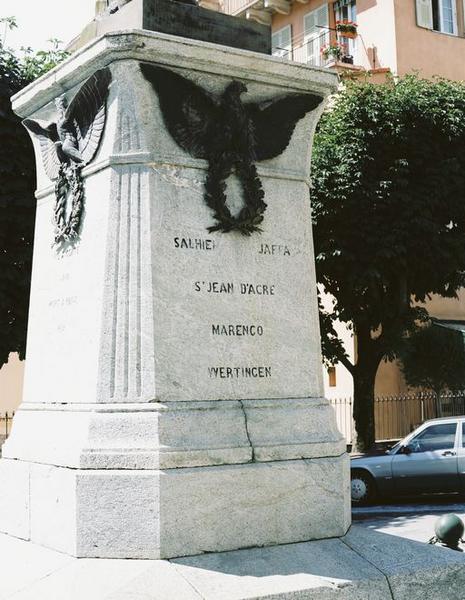 Vue d'ensemble de l'inscription figurant sur l'élévation latérale gauche du monument.