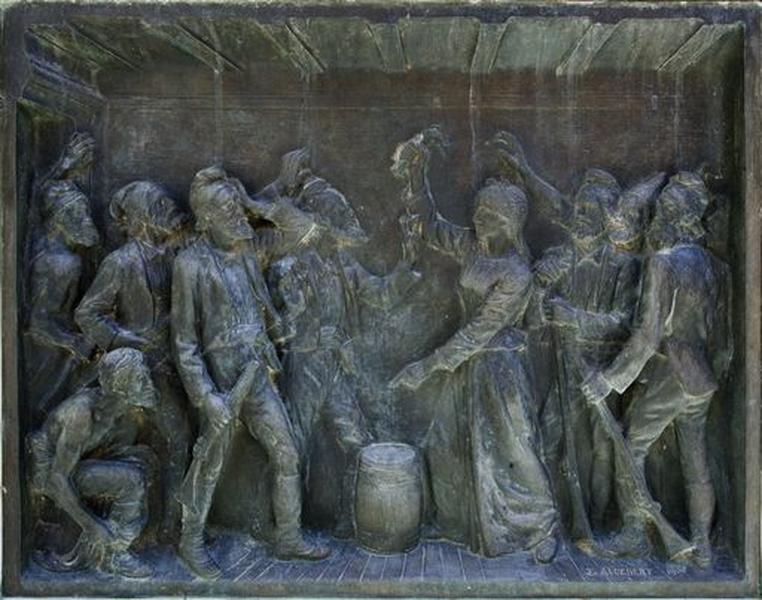 Vue d'ensemble du bas-relief figuré sur l'élévation latérale gauche du monument, figurant l'épouse du général, Faustina.