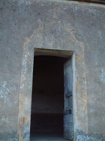 Vue d'ensemble de la porte ménagée en élévation latérale droite.