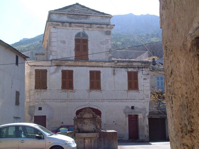 Partie supérieure de l'élévation antérieure et campanile.