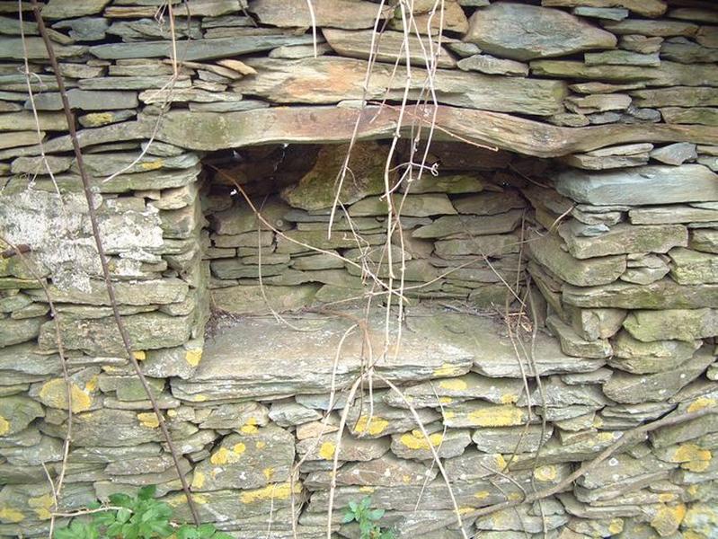 Vue d'ensemble d'une niche ménagée à l'intérieur de l'édifice.