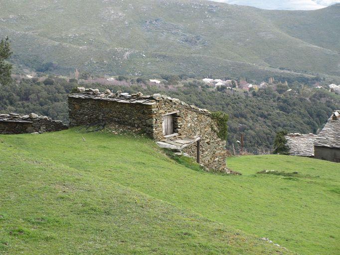 Vue d'ensemble de trois quarts.