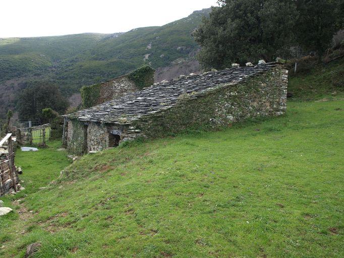 Vue d'ensemble de trois quarts.