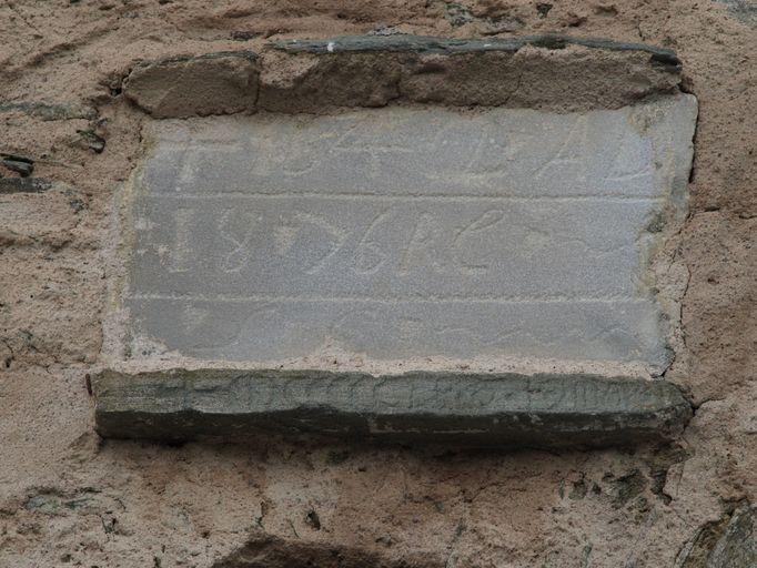 Vue d'ensemble de l'inscription figurant au-dessus de la porte principale.