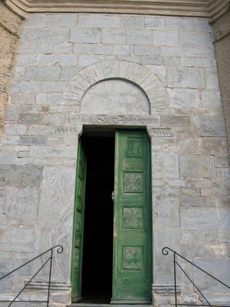 Vue d'ensemble de la porte principale.