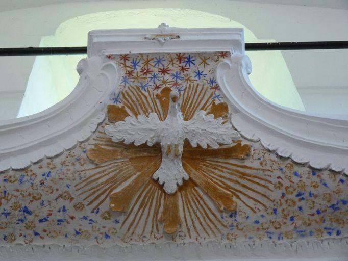 Colombe du Saint-Esprit ornant le retable.