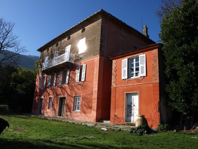 Vue d'ensemble de trois quarts droit.