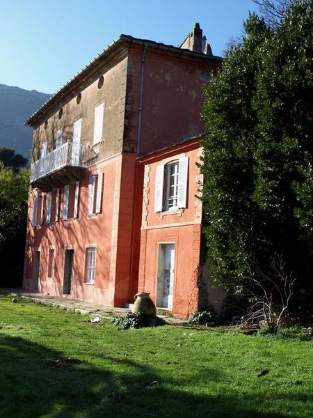 Vue d'ensemble de trois quarts droit.