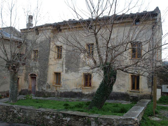 Vue d'ensemble de trois quarts.