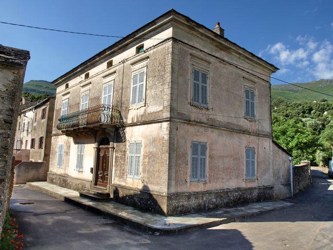 Vue d'ensemble de trois quarts droit.