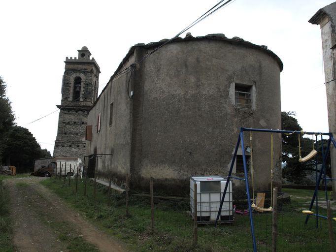 Vue d'ensemble de trois quarts arrière.