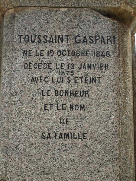 Vue d'ensemble de l'inscription sur l'une des faces de la colonne.
