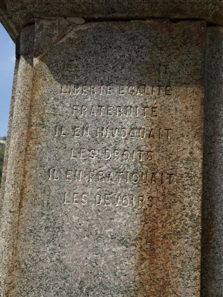 Vue d'ensemble de l'inscription sur l'une des faces de la colonne.