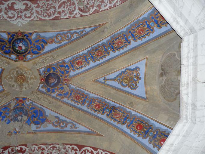 Détail du décor peint ornant le choeur.