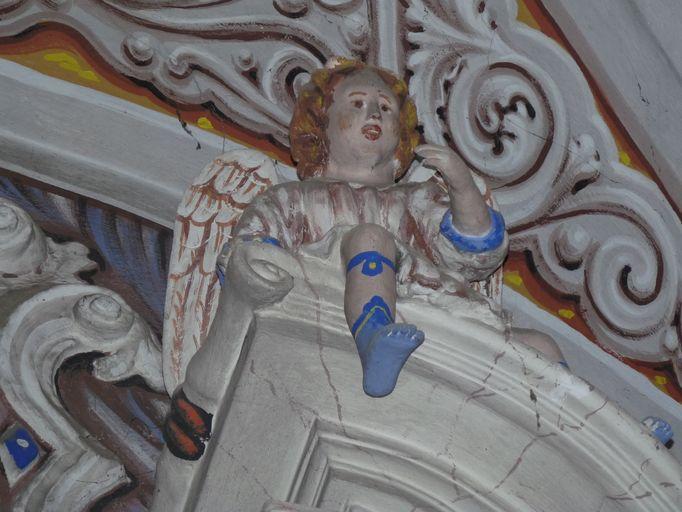 Enfant, ornant le retable.