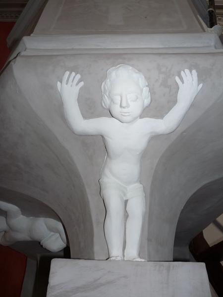 Décor stuqué ornant la cuve.