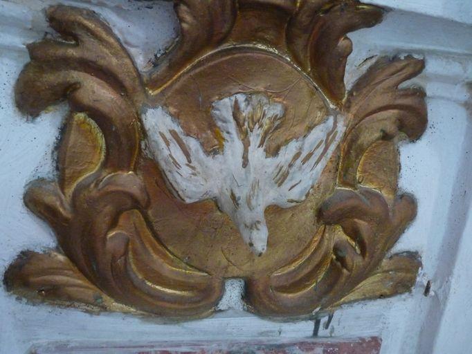 Décor stuqué ornant le tabernacle.