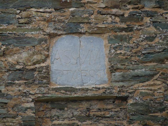 Vue d'ensemble de l'inscription figurant sur l'élévation antérieure.