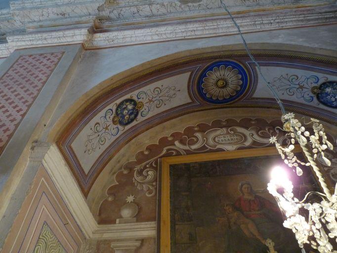 Vue partielle du décor peint ornant la chapelle de la confrérie du Rosaire.