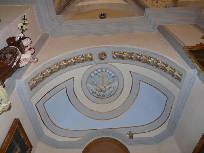 Décor peint ornant la voûte de la chapelle de Notre-Dame de Lourdes.