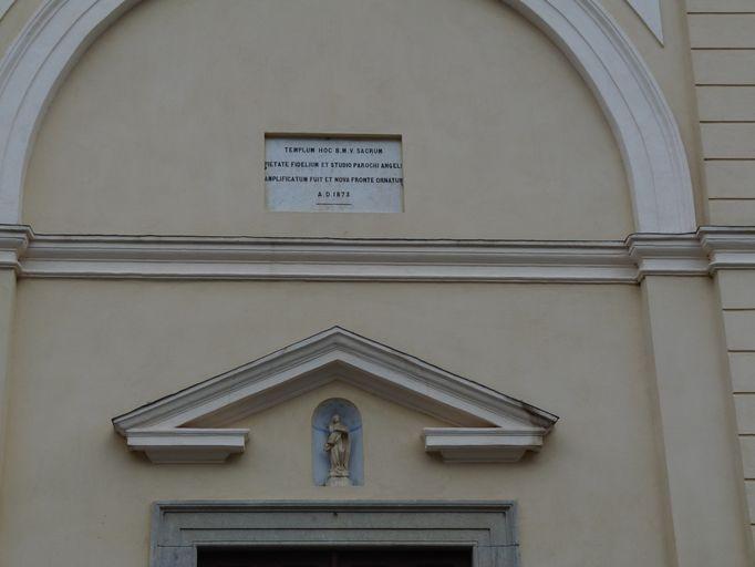 Vue d'ensemble de la plaque figurant sur l'élévation antérieure.