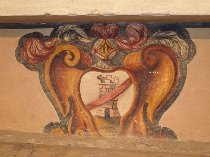 Vue d'ensemble des armoiries figurant au-dessus de la table d'autel.