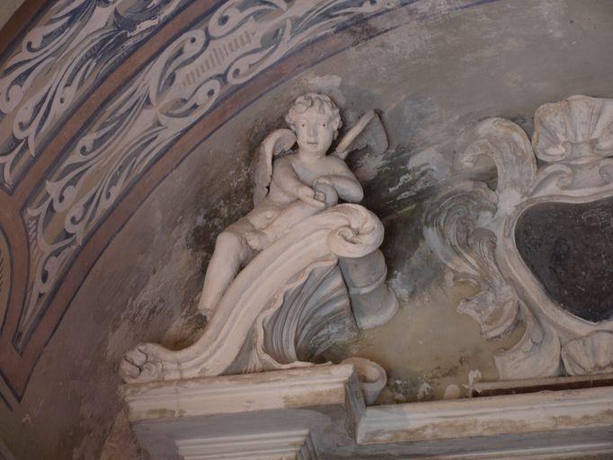Angelot, en appui sur les rampants du fronton.