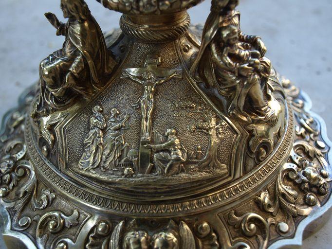 Médaillon représentant la Crucifixion.