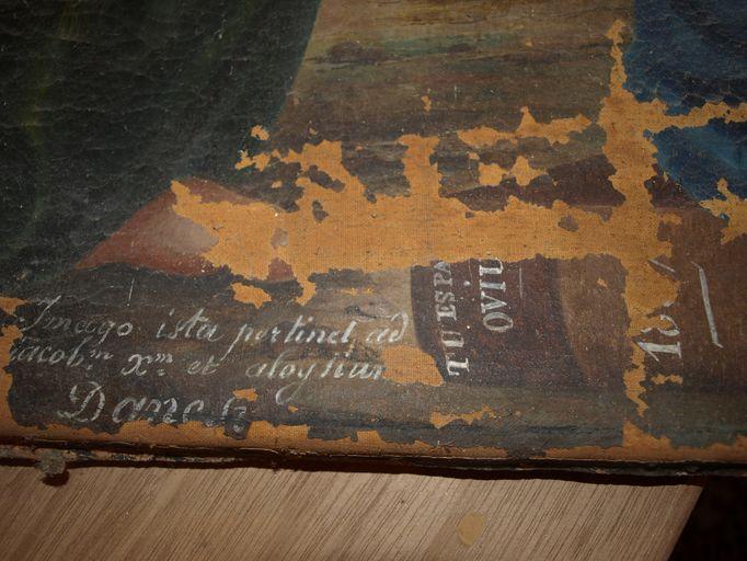 Vue d'ensemble de l'inscription concernant le commanditaire et la date portée.