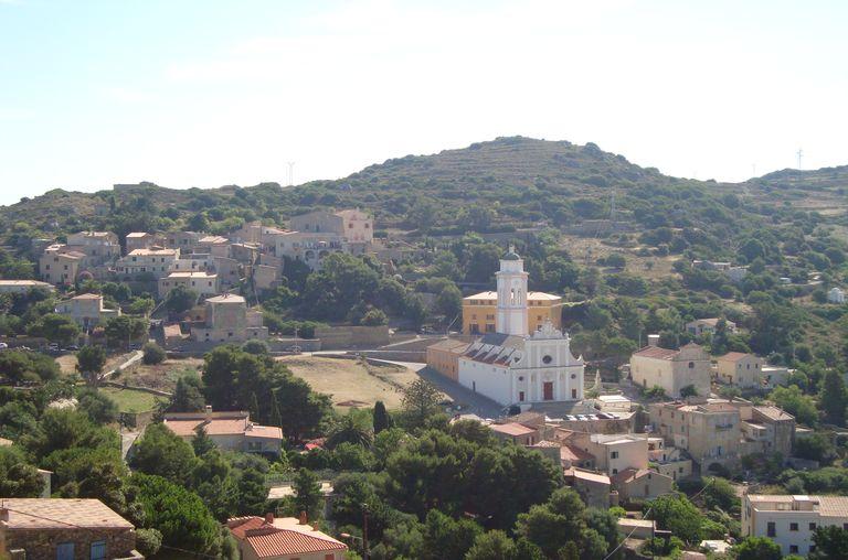 Vue d'ensemble de trois quarts gauche.