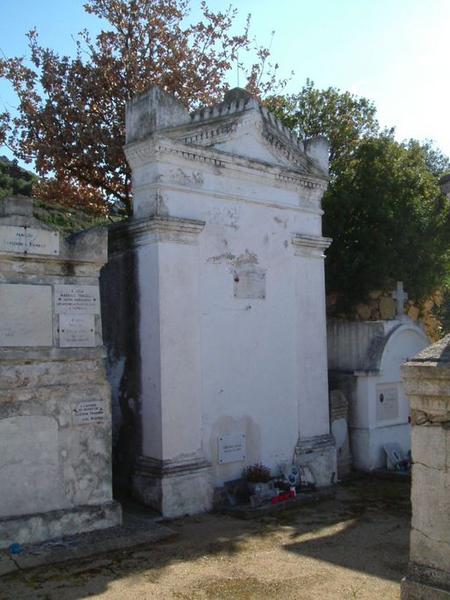 Vue d'ensemble de trois quarts gauche.