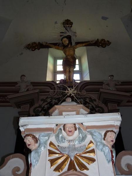 Colombe du Saint-Esprit et chérubins ornant le tabernacle.