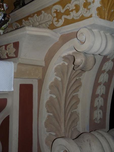 Ornement végétal ornant l'autel.