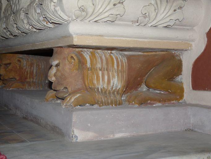 Vue d'un pied en forme de lion griffu soutenant l'autel tombeau.