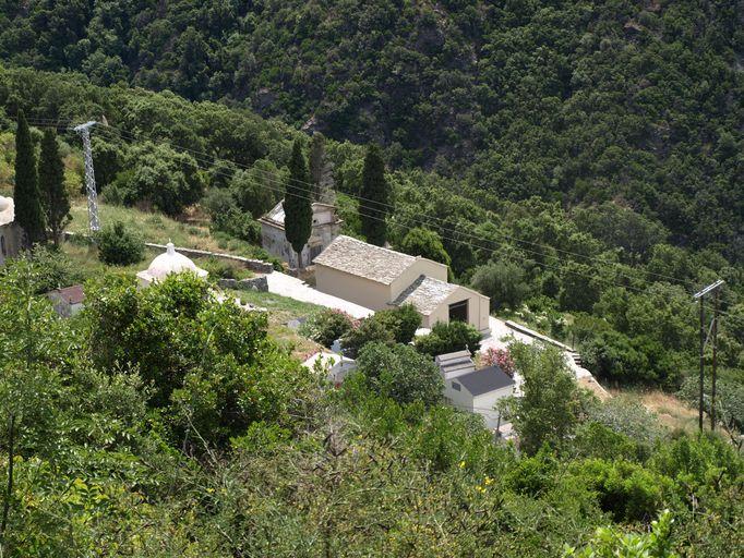 Vue d'ensemble de trois quarts gauche.