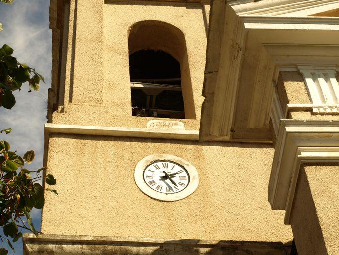 Horloge apposée sur le clocher.