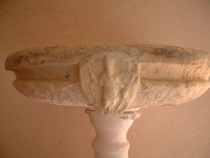 Détail : Saint Erasme, figuré sur le bord extérieur de la vasque.