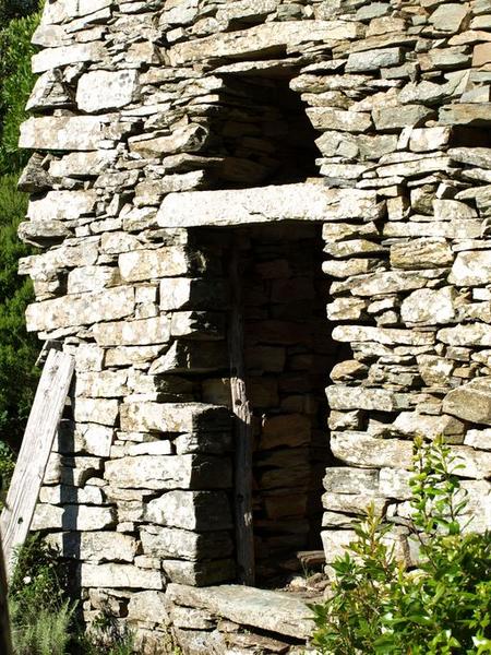 Vue d'ensemble de la porte principale.