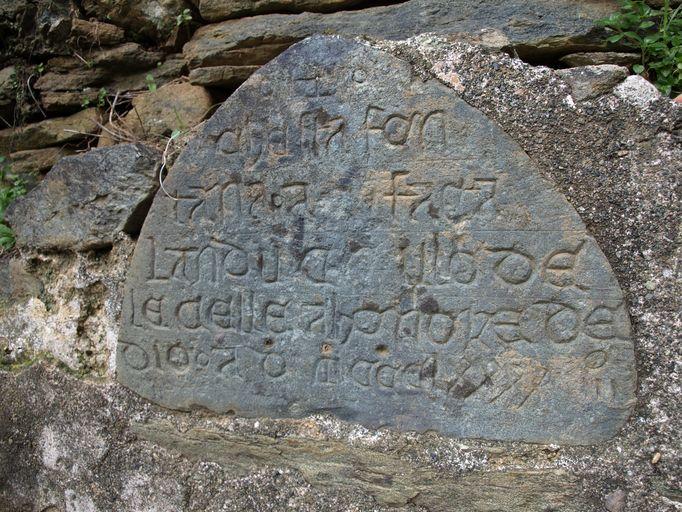 Vue d'ensemble de l'inscription figurant au-dessus du premier bassin extérieur.