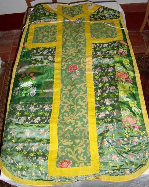 Chasuble, étole, manipule, voile de calice (ornement blanc, ornement vert)