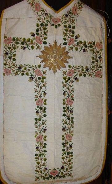 Bourse de corporal, voile de calice, chasuble, étole, manipule (ornement blanc)