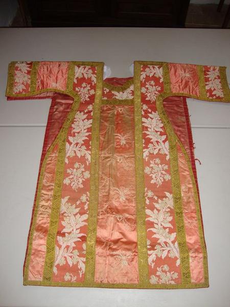 Bourse de corporal, chasuble, 2 dalmatiques, étole, 3 manipules (ornement rose)