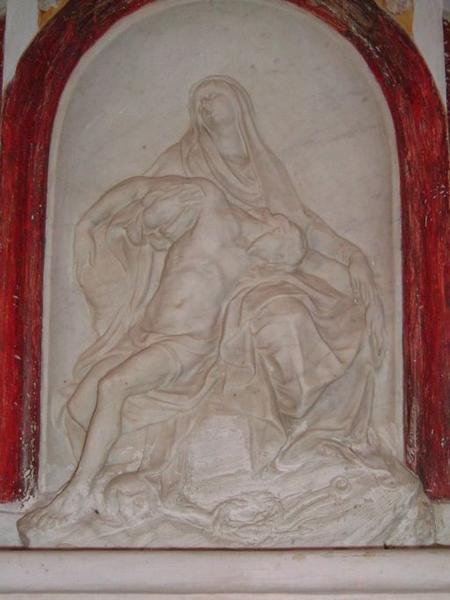 Bas-relief : Vierge de Pitié