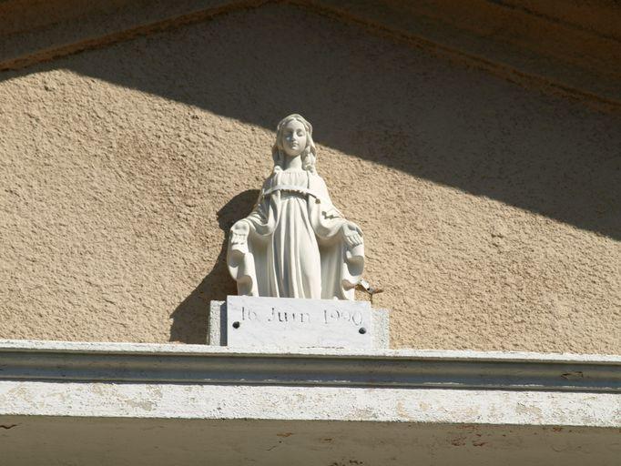 Vue d'ensemble de la statuette ornant le fronton.