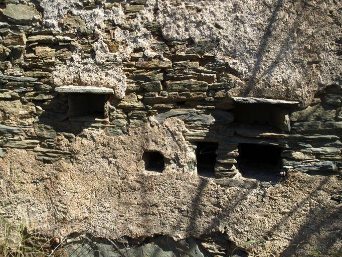 Niches rectangulaires ménagées en élévation antérieure.