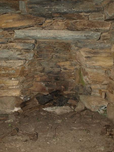 Cheminée ménagée dans l'épaisseur du mur.