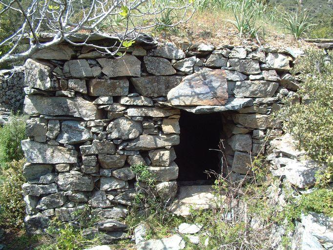 Elévation antérieure d'un abri adossé au mur d'enclos.
