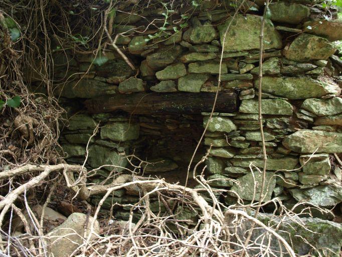 Vue d'ensemble d'une niche ménagée dans l'épaisseur du mur.