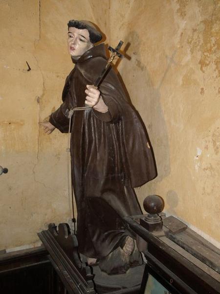 Vue d'ensemble d'une statue représentant un religieux franciscain.