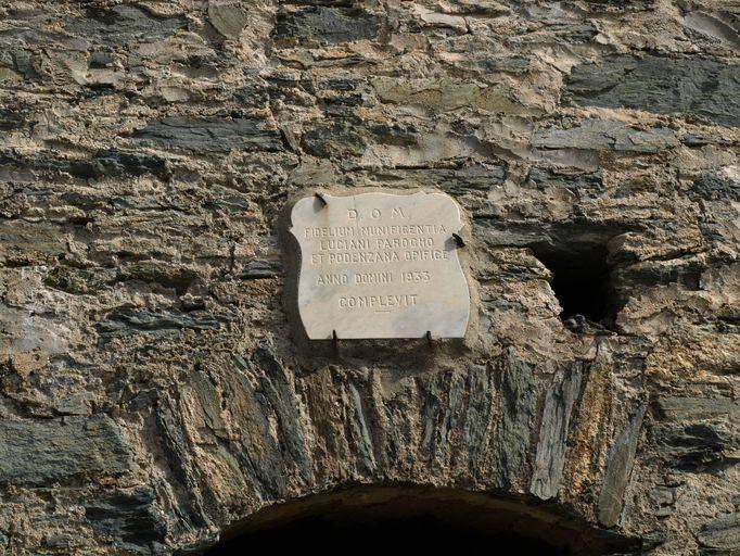 Inscription figurant au-dessus de la porte de la tour-clocher.